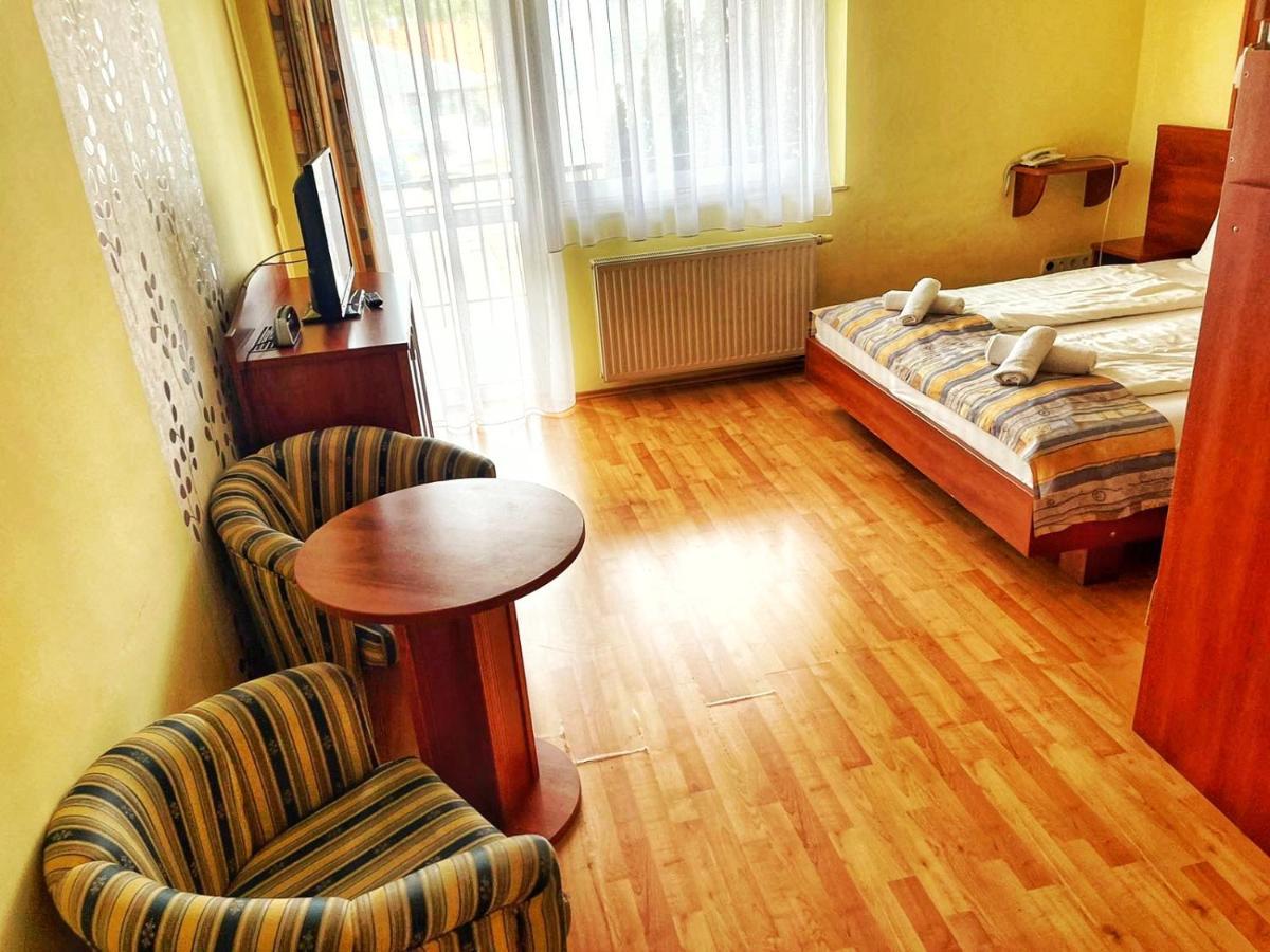 Hotel Alkotmany Vendeghaz Sárvár Esterno foto