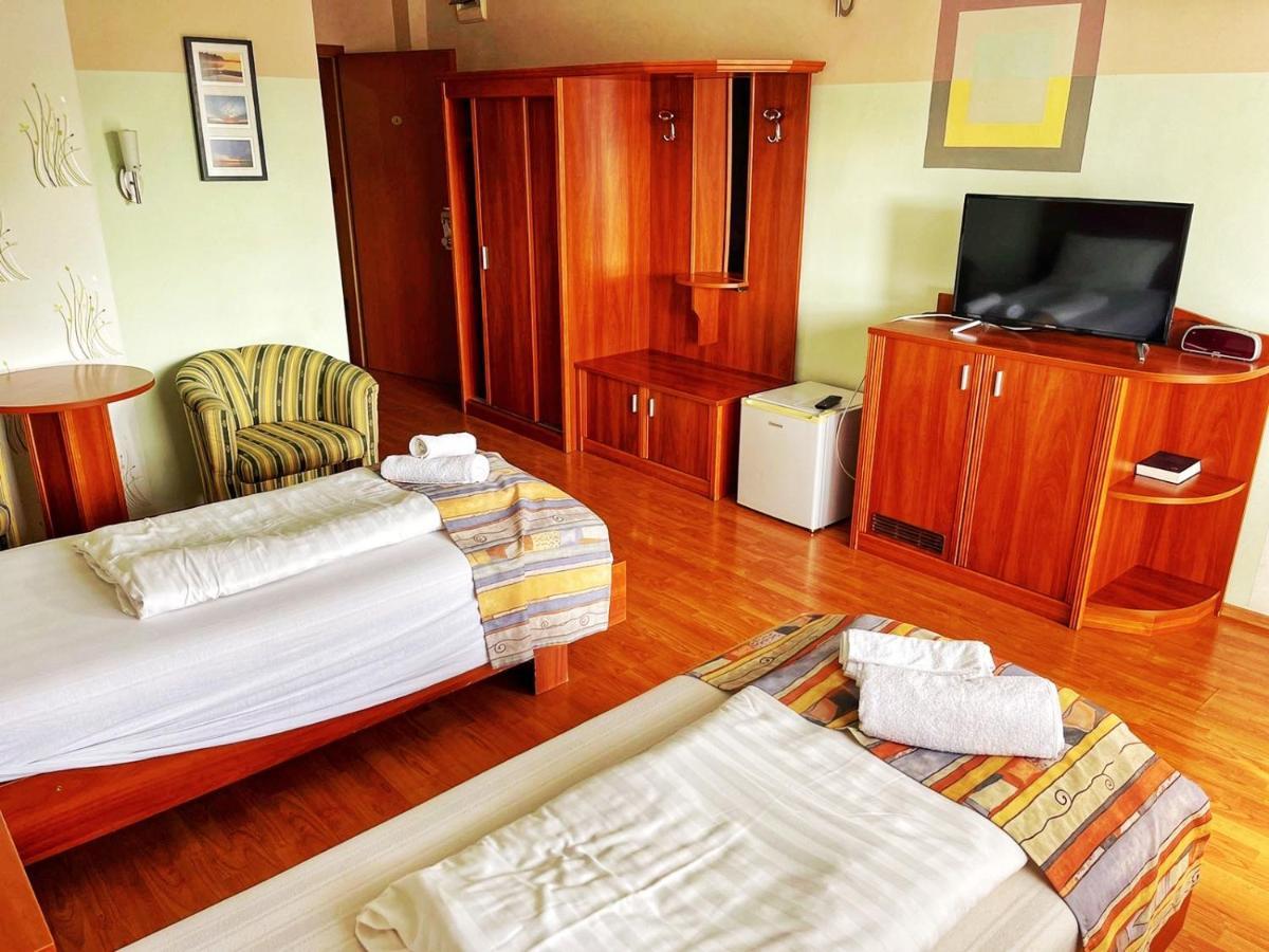 Hotel Alkotmany Vendeghaz Sárvár Esterno foto