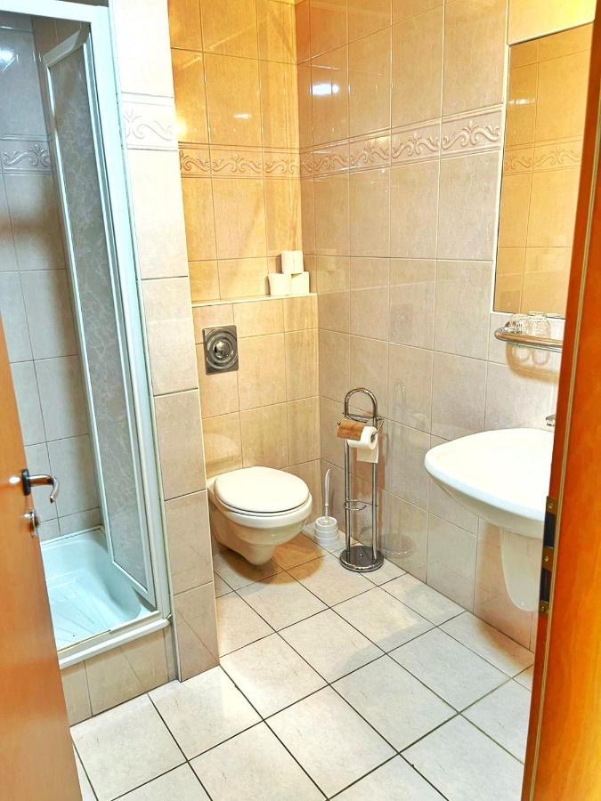 Hotel Alkotmany Vendeghaz Sárvár Esterno foto