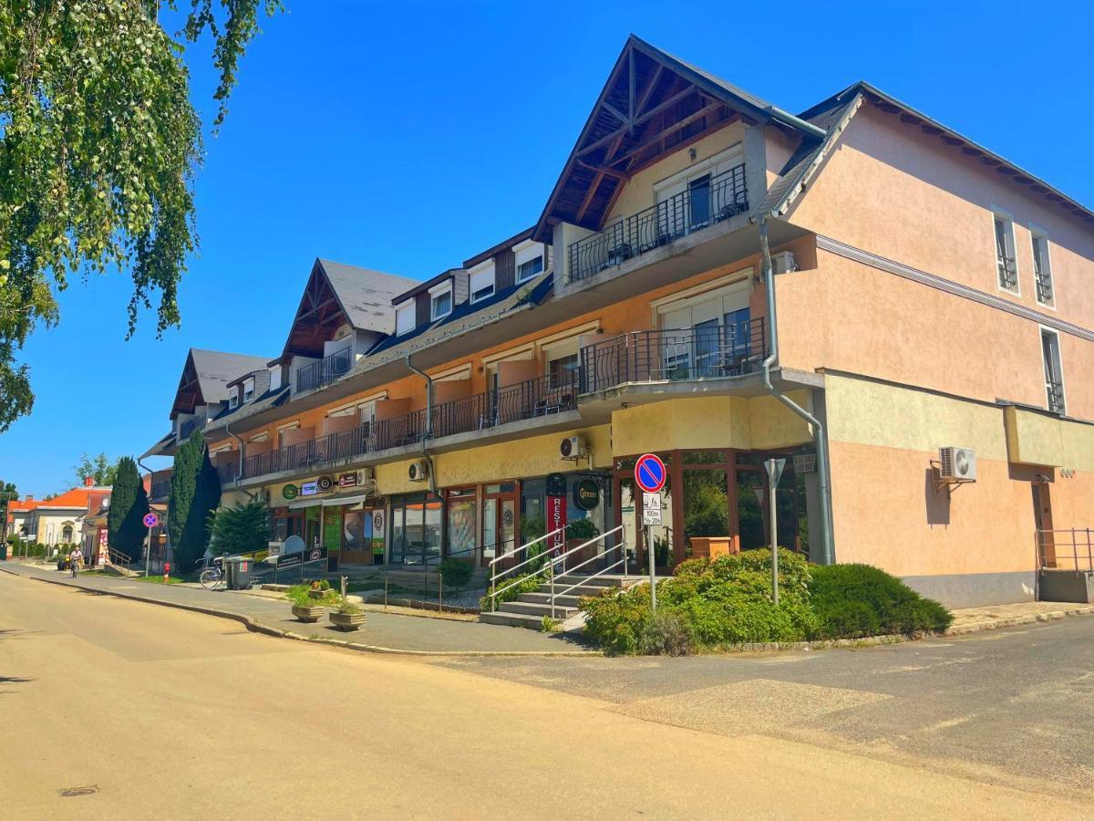 Hotel Alkotmany Vendeghaz Sárvár Esterno foto